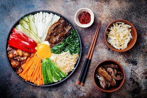 <strong>韩式</strong>拌饭,传统的朝鲜人盘,稻和蔬菜和牛肉