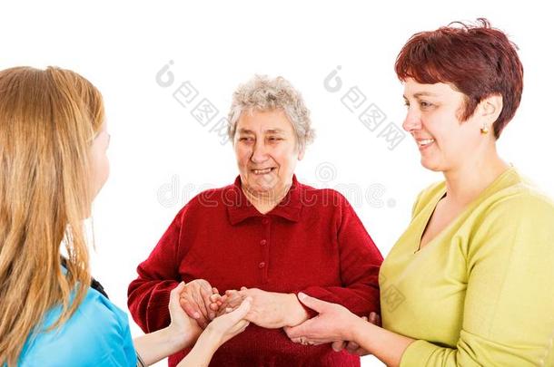 上了年纪的女人和护理病人、老人<strong>者</strong>和指已提到的人年幼的医生