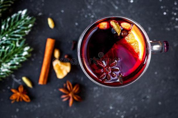 圣诞节将制成热饮葡萄酒和香料采用杯子向黑暗的背景