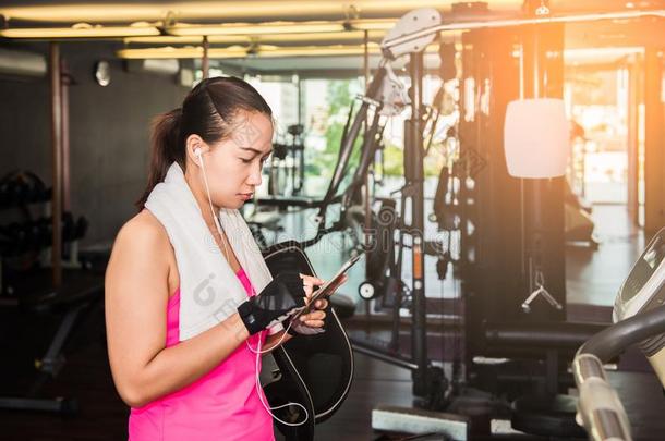 积极的女孩使用智能手机采用健康健身房