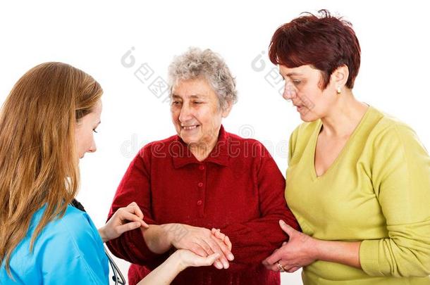 上了年纪的女人和护理病人、<strong>老人</strong>者和指已提到的人年幼的医生