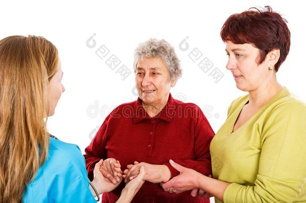上了年纪的女人和护理病人、<strong>老人</strong>者和指已提到的人年幼的医生