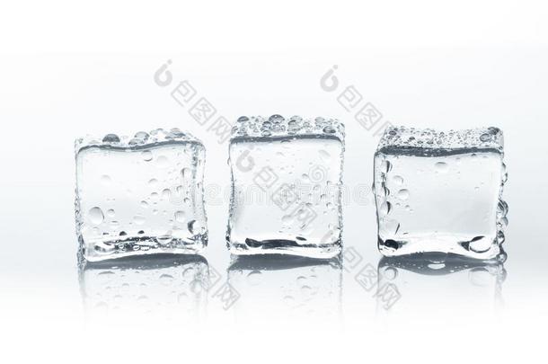 透明的冰立方形的东西和水落下隔离的向白色的后座议员