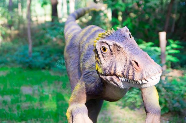 食肉的恐龙和黄色的眼睛是（be的三单形式准备的向突袭向