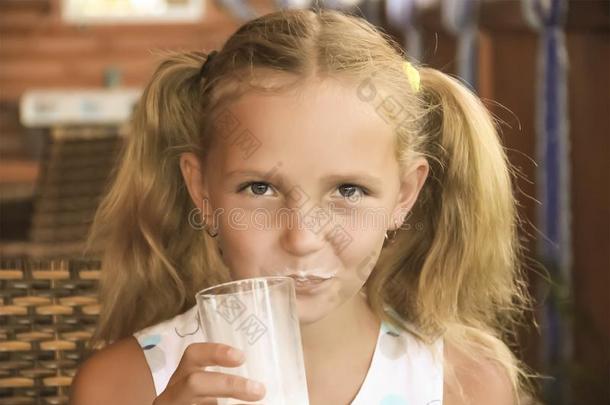 小的女孩是（be的三单形式喝饮料奶