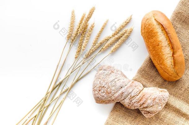 面包房放置和新鲜的小麦的面包向表白色的背景向
