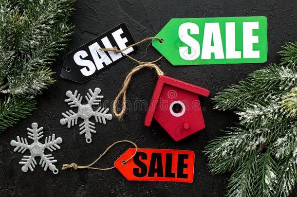 圣诞节卖.卖标签在近处衣着整洁的树枝和圣诞节玩具向
