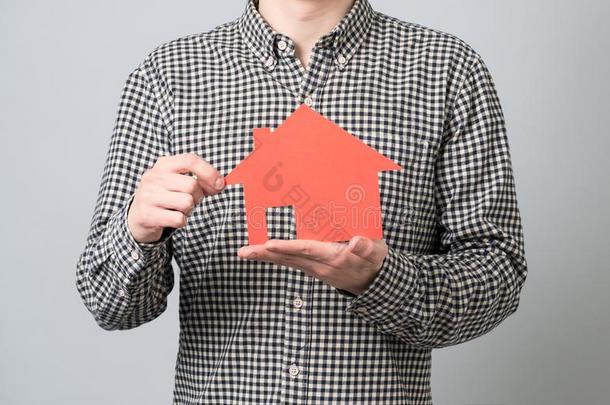 男人佃户租种的土地红色的房屋模型