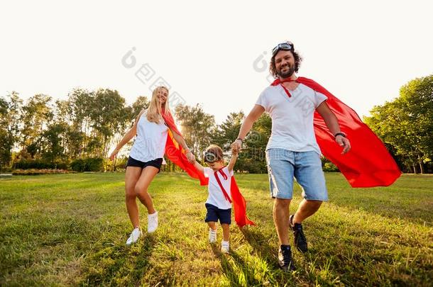 幸福的家庭采用一套衣服关于超级英雄采用指已提到的人公园在日落