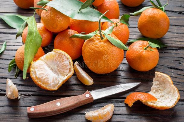 成熟的橘子向木材.