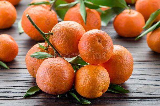 成熟的橘子向木材.