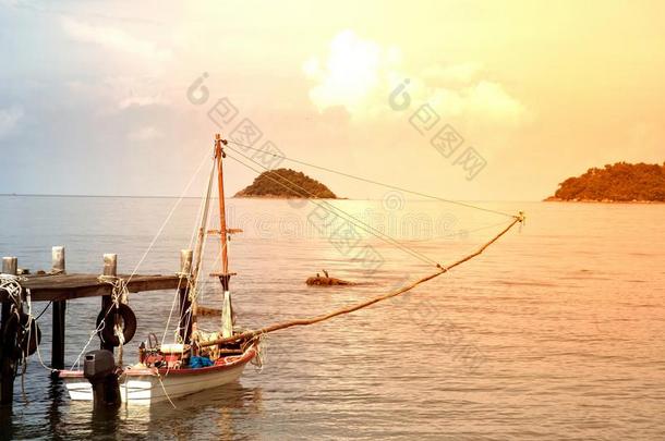 捕鱼小船向指已提到的人海,泰国.