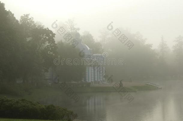 九月有雾的早晨