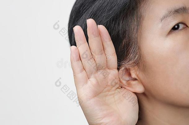 中部老年的女人听力损失,困难的关于听力