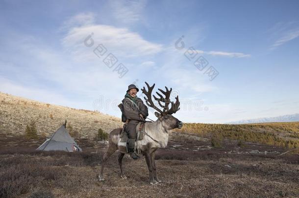 特萨坦男人,打扮好的采用一tr一dition一l迪尔,rid采用g他的re采用deers