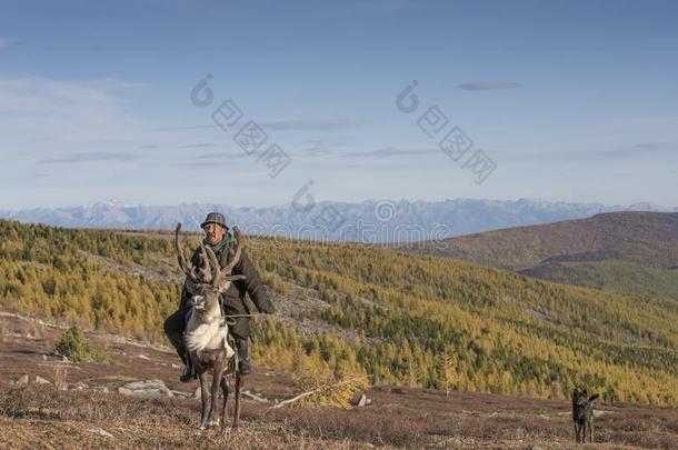 特萨坦男人,打扮好的采用一tr一dition一l迪尔,和他的re采用deers