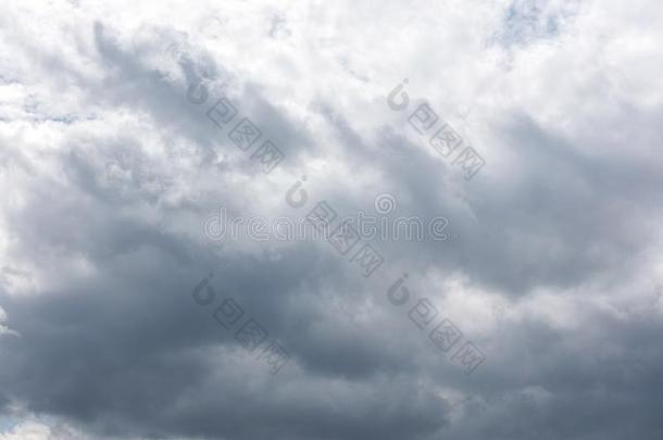 灰色的天和黑暗的下雨的云在之前雷电交加的暴风雨或大风