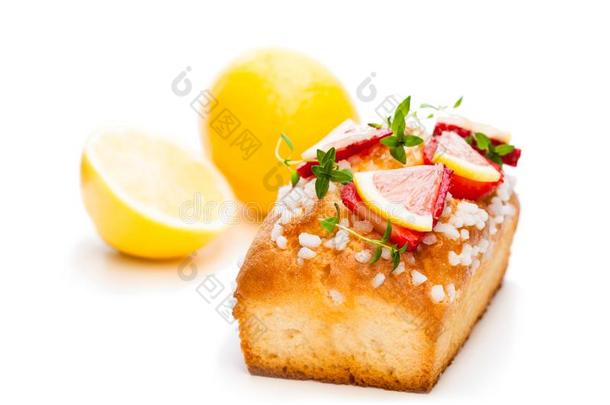 自家制的柠檬一条面包和草莓部分隔离的向白色的