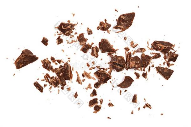 搓碎的巧克力隔离的向白色的背景.顶看法