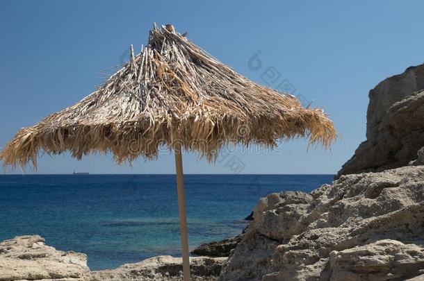 遮阳伞向指已提到的<strong>人</strong>希腊<strong>人多</strong>岩石的海滩