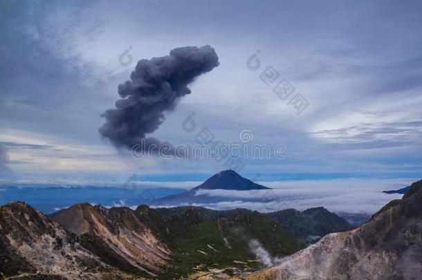 山西纳邦火山喷发