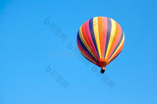 美丽的明亮的有条纹的气球反对指已提到的人蓝色天.旅行资料暂存器