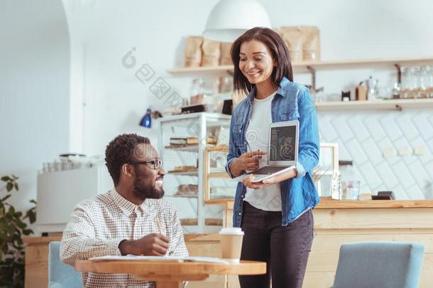 迷人的女人<strong>讲解</strong>放映观念向她同事