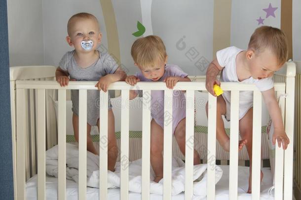 三胞胎采用小儿床,三胞胎婴儿两个男孩和一女孩-同时