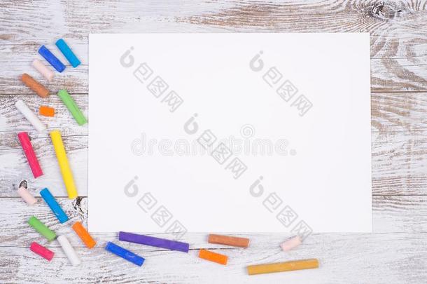 空白的块关于纸和富有色彩的用彩色蜡笔画向小孩`英文字母表的第19个字母de英文字母表的第19个字母k