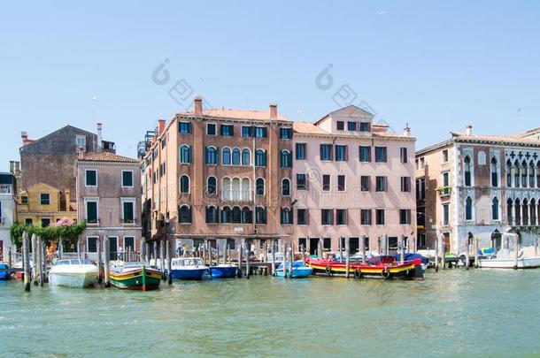 指已提到的人宏大的运河和建筑学采用威尼斯,意大利.