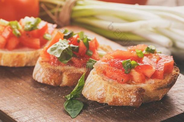 简单的意大利人促进食欲的意大利烤面包片和番茄
