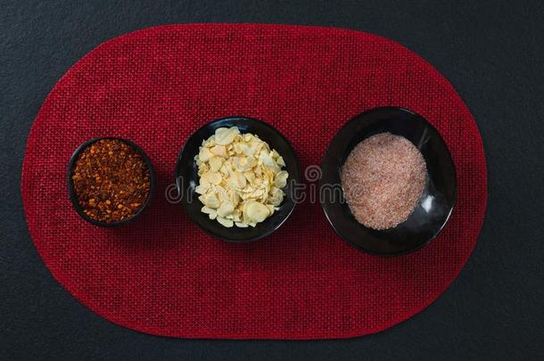 红色的胡椒小薄片,烤椰子炸马铃薯条和盐向<strong>贴片</strong>席子