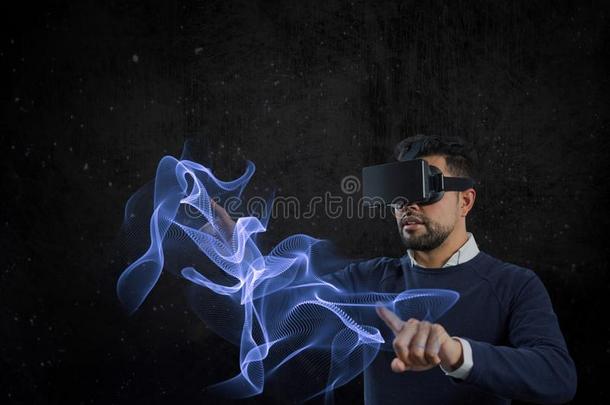 男人使用VirtualReality虚拟现实戴在头上的耳机或听筒弄尖