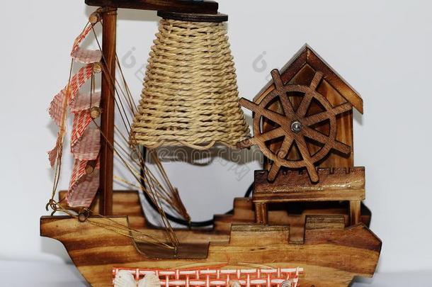 一木制的灯和设计关于船