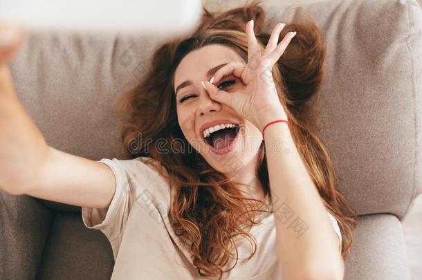 幸福的表现强烈情感的女人制造有趣的自拍照