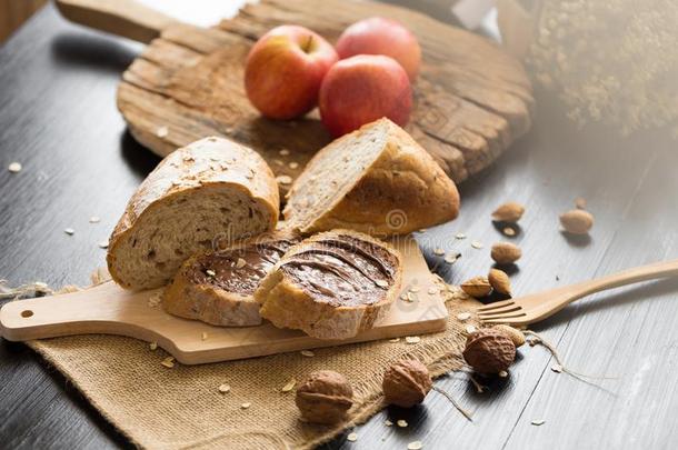 法国的面包法国长面包将切开向木制的板和刀.和一chorister唱诗班歌手