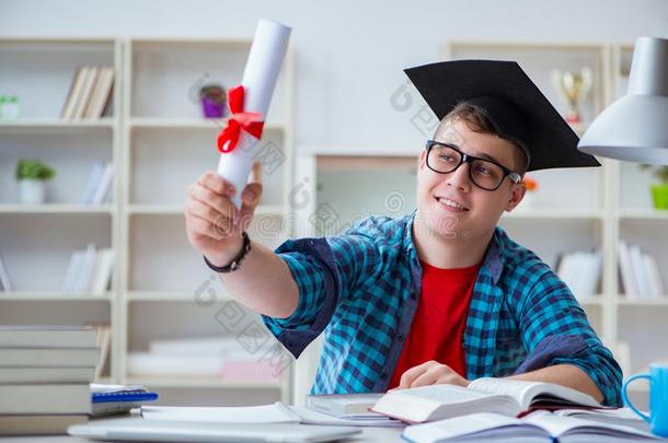 指已提到的人年幼的十几岁的青少年准备的为ex一min在ions考试学习在一书桌室内的