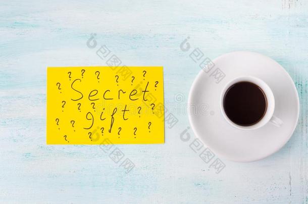 秘密赠品观念和咖啡豆杯子平的放置