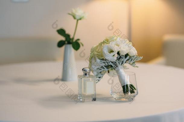 新婚的附件向一白色的ch一ir和花,香水布克