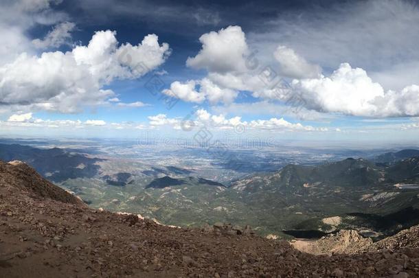 矛山峰美国科罗拉多州<strong>春雨</strong>和雷声暴风雨全景的