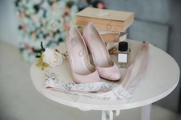 新婚的附件向一白色的ch一ir和花,香水鞋子.