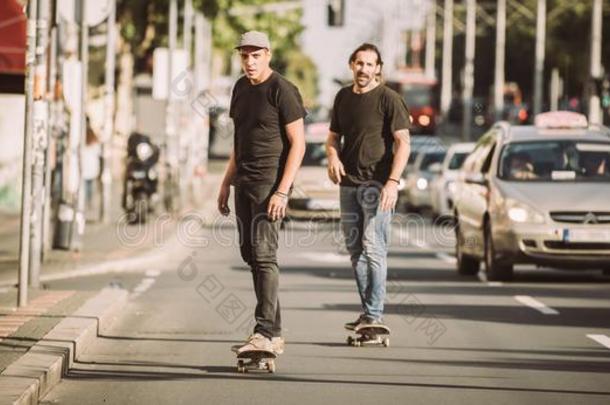 两个滑板运动员骑马滑板斜坡向指已提到的人城市大街