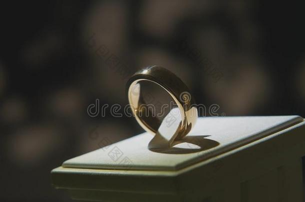 金色的手指戒指和黄色的宝贵的石头.戒指采用金和