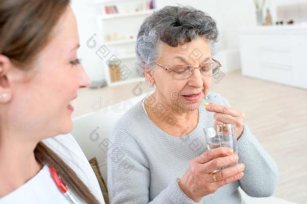 医生礼物药物向老的女士和癌症