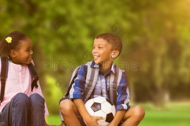 混合成的影像关于男孩和朋友佃户租种的土地足球球