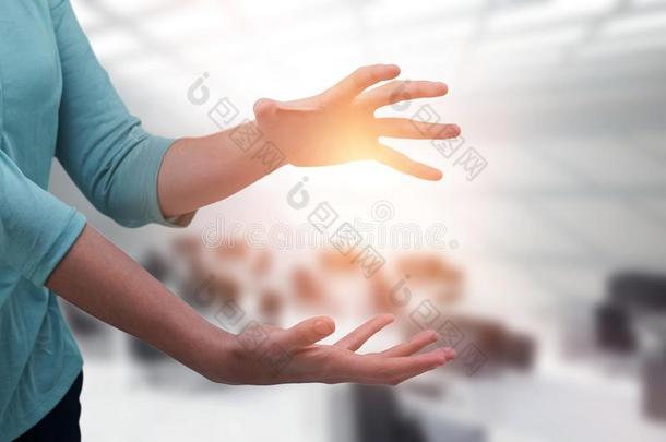 混合成的影像关于女人做手势反<strong>对白</strong>色的背景