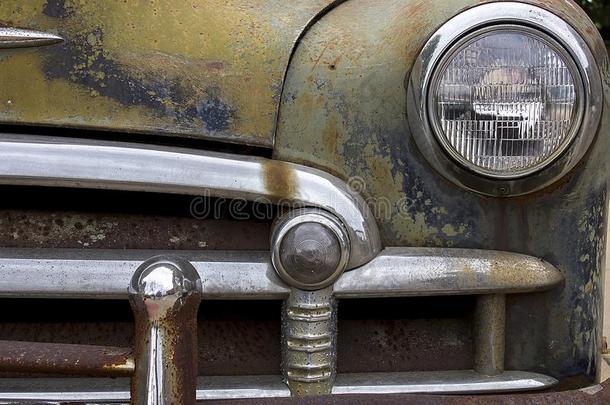 生锈谷歌浏览器前面减震器,的前灯和烧烤关于老的废旧物品汽车