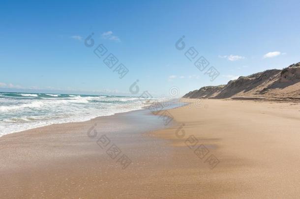 长的无人居住的海滩和大<strong>大地</strong>沙沙丘向和煦的：照到<strong>阳光</strong>的一天采用Coor向