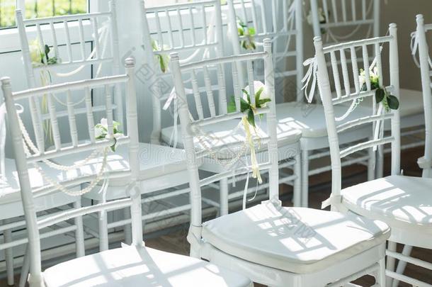 白色的椅子和花为一婚礼典礼.