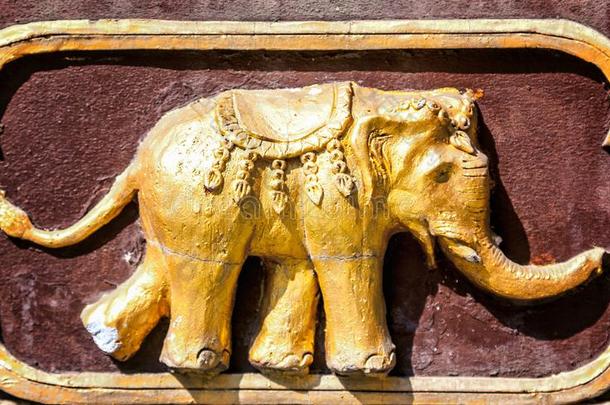雕刻关于金色的象,元素为设计和建筑师